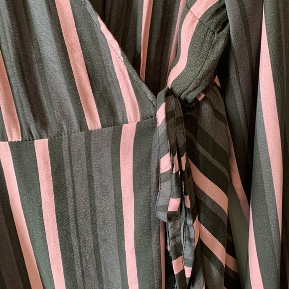 Torrid Crepe Surplice Pink & Grey Wrap Top Size 2X - Picture 4 of 14